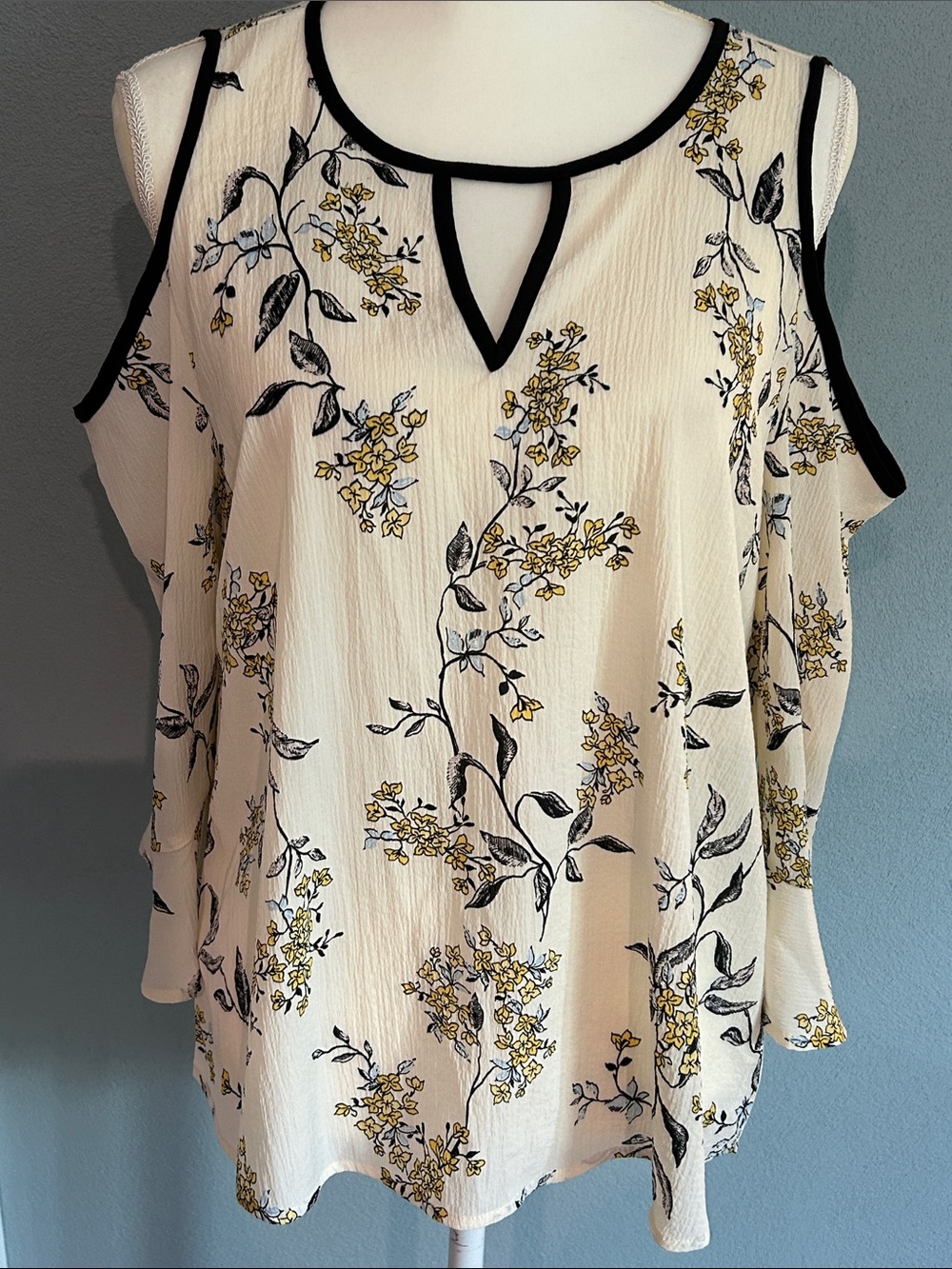 EUC Maurice’s Cold Shoulder Lightweight blouseOff-White cute keyholes SizeMedium
